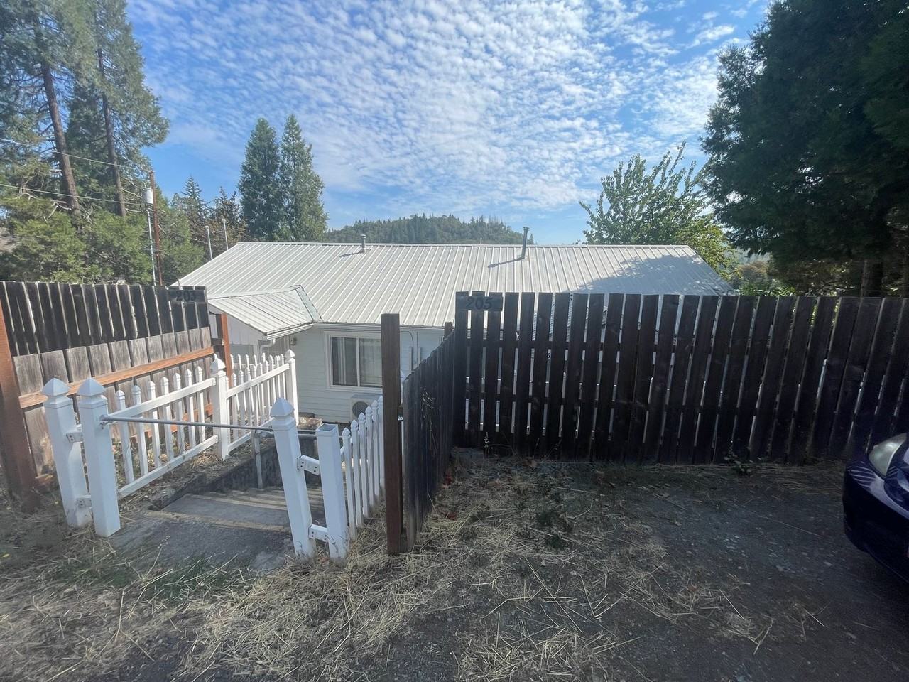 205 S Pine St - Photo 2 of 11