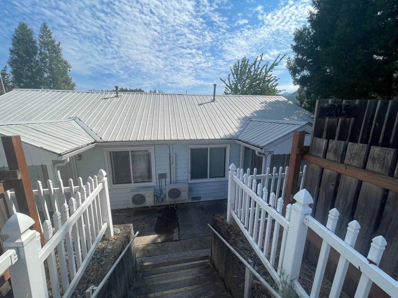 205 S Pine St - Photo 3 of 11
