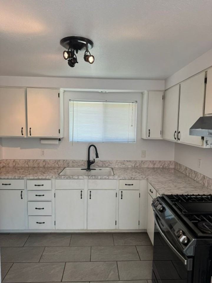 1410 5th Ave - Photo 4 of 23