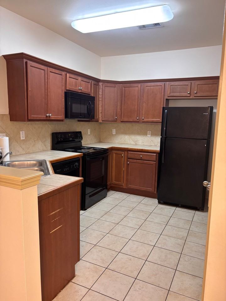43215 Creek Cir #501 - Photo 3 of 10
