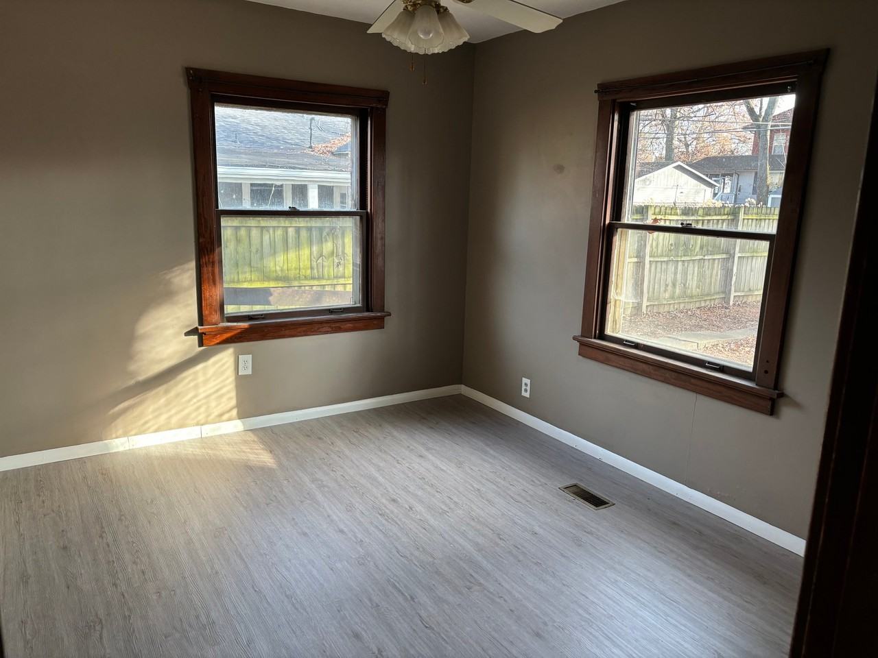 1304 Randle St - Photo 6 of 15