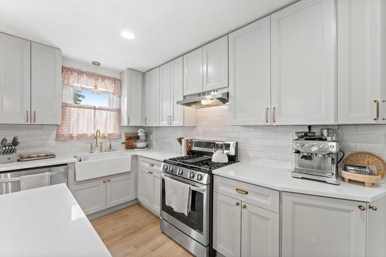 646 N Monroe St - Photo 3 of 20