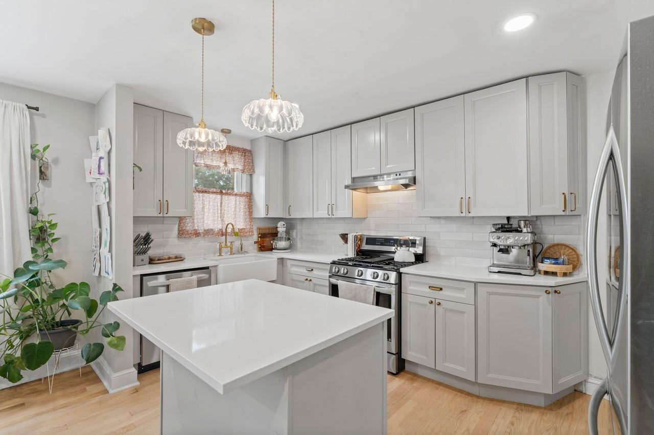 646 N Monroe St - Photo 4 of 20