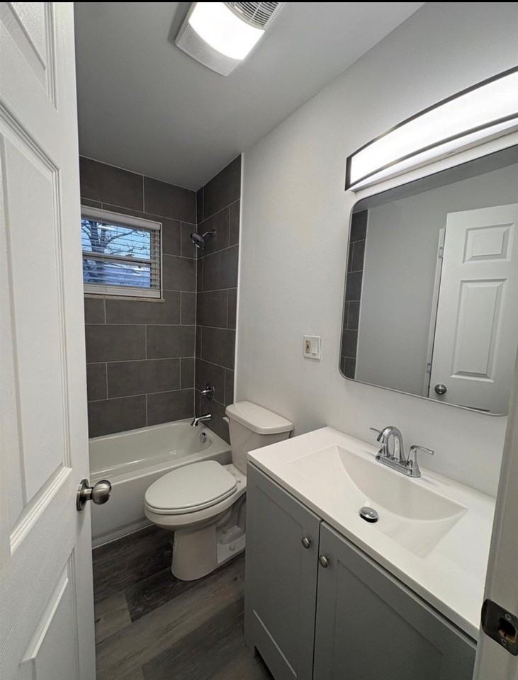 2117 W 19th St - Photo 2 of 18