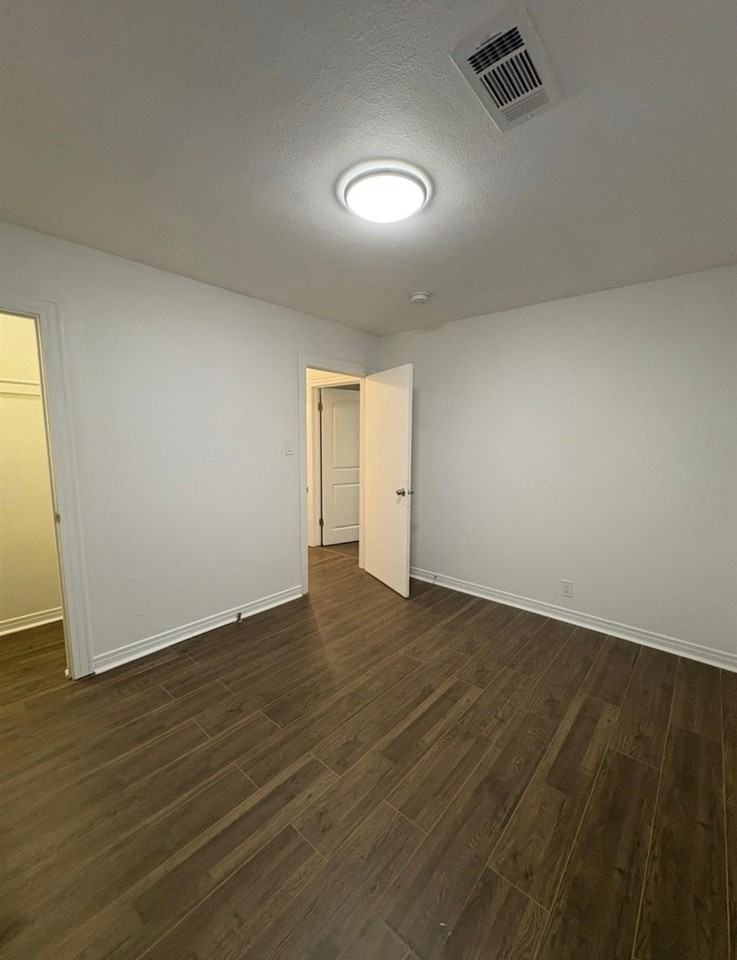 2117 W 19th St - Photo 4 of 18