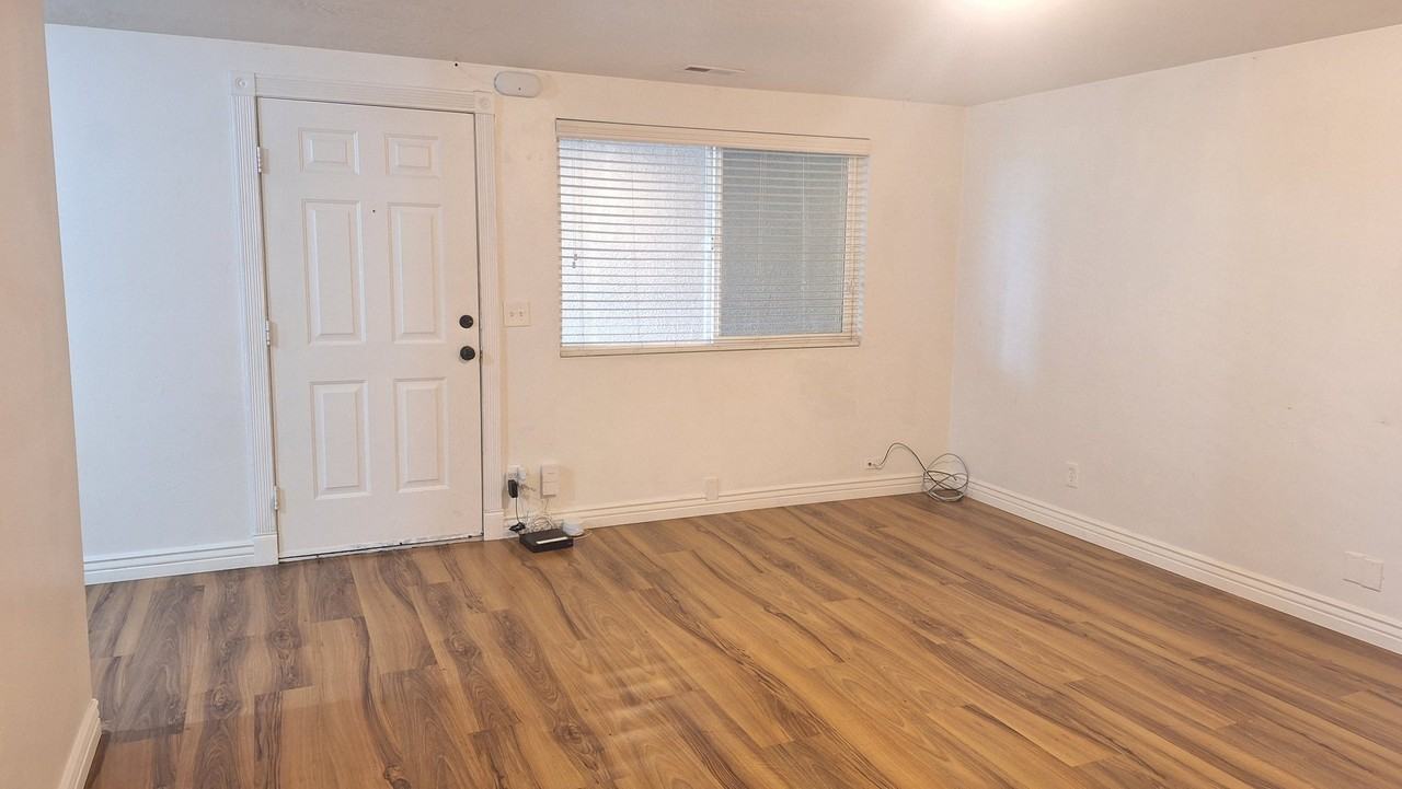 935 E St #15 - Photo 3 of 10