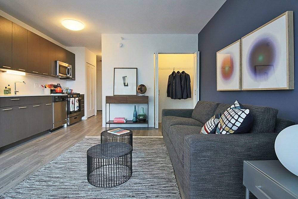693 N Wells St - Photo 4 of 13