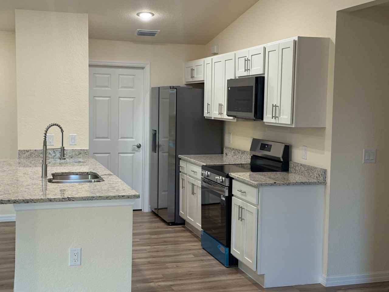 9006 Meadow Ct - Photo 3 of 8