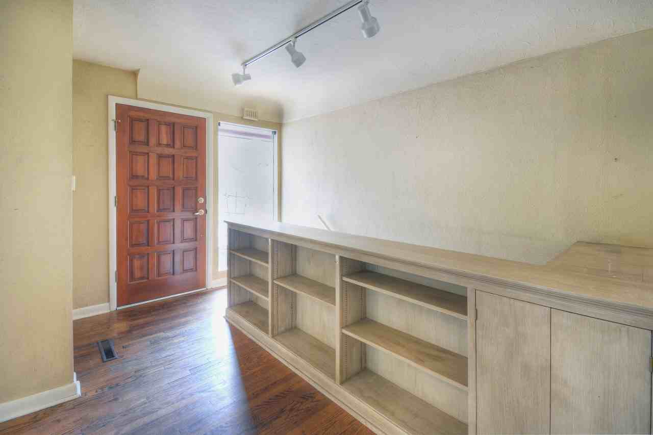110 W Old Broadmoor Rd - Photo 2 of 15