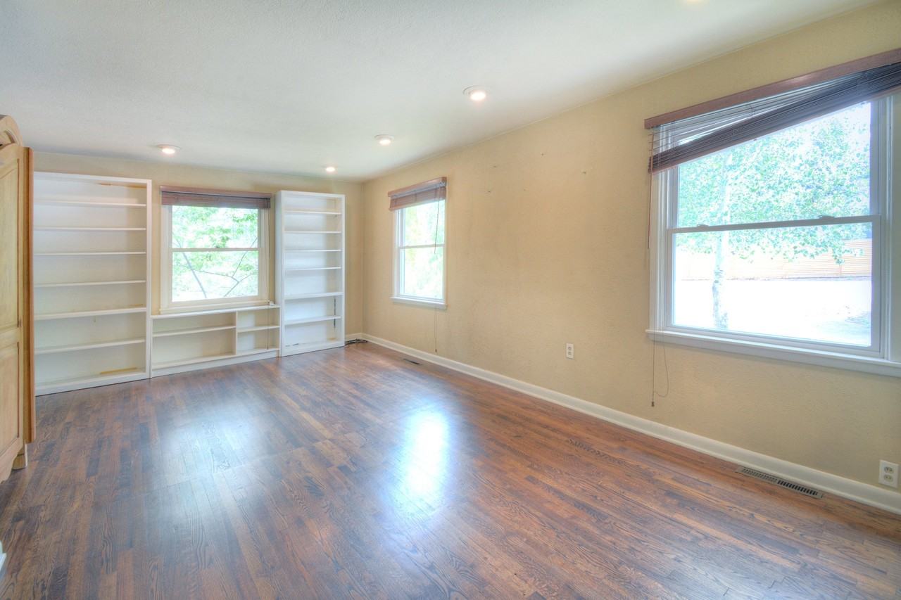 110 W Old Broadmoor Rd - Photo 3 of 15
