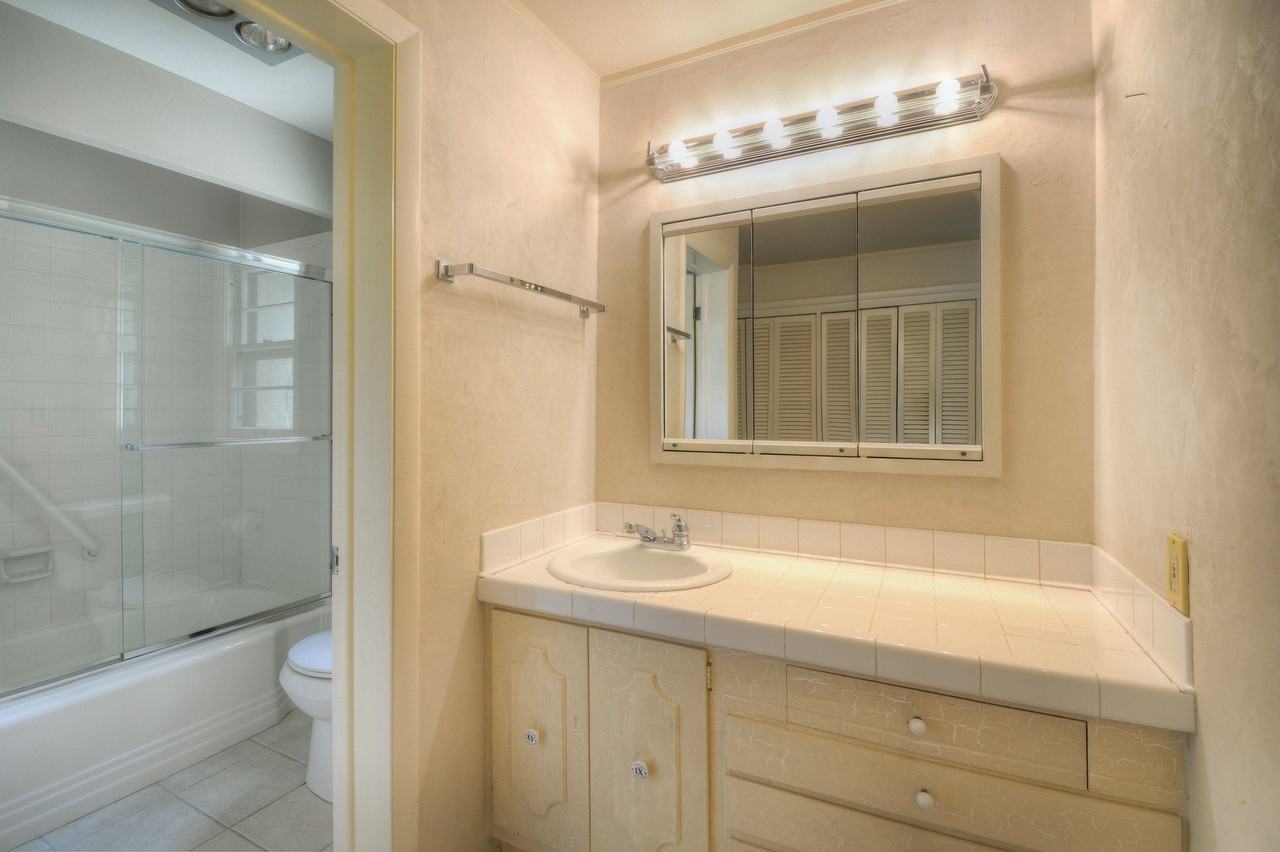 110 W Old Broadmoor Rd - Photo 5 of 15