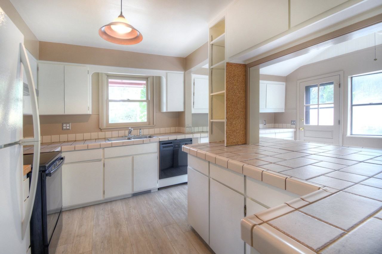 110 W Old Broadmoor Rd - Photo 7 of 15