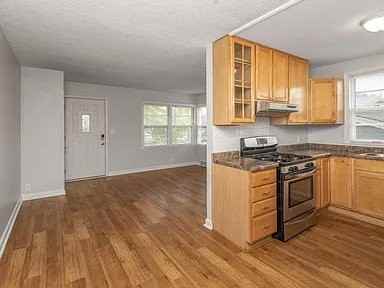 1413 Lake St Ne - Photo 4 of 9