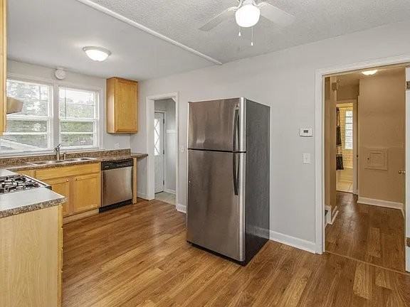 1413 Lake St Ne - Photo 5 of 9
