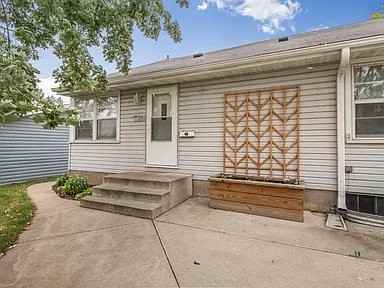 1413 Lake St Ne - Photo 6 of 9