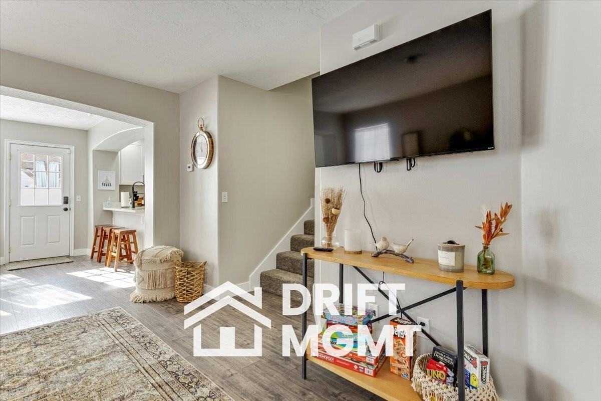 184 E Rideout Hall Ln - Photo 2 of 16