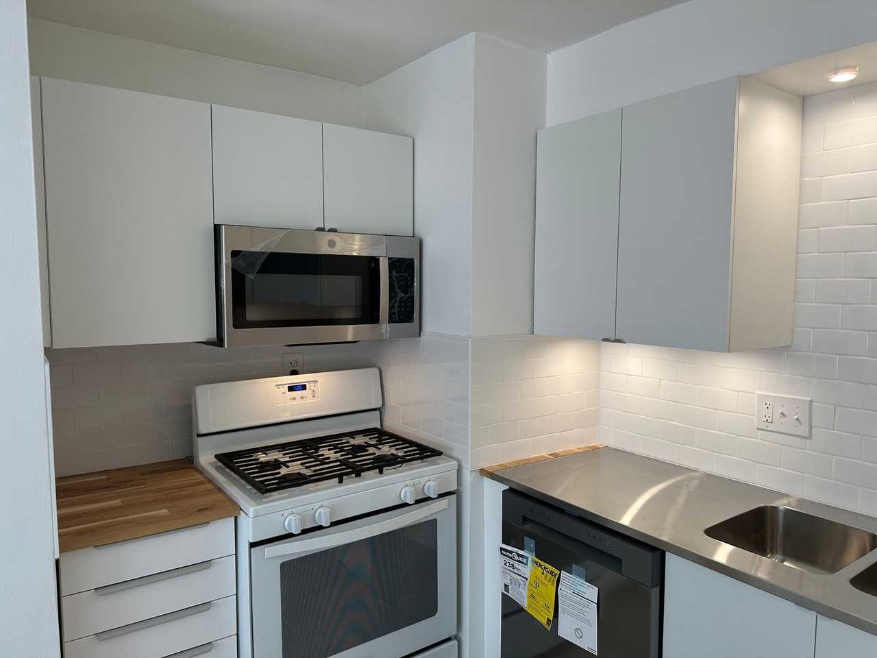1660 Llanfair Ave #4 - Photo 3 of 13