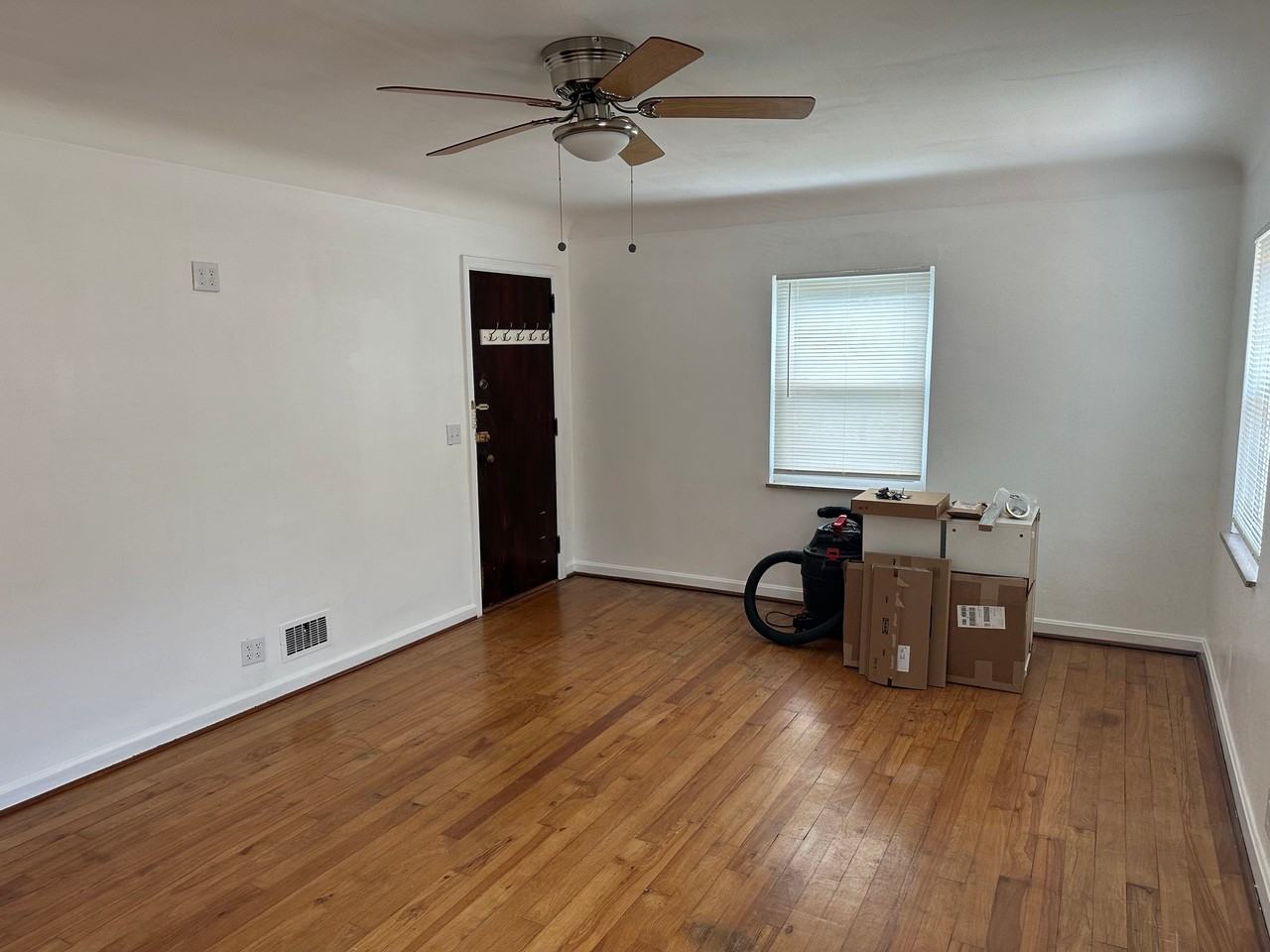 1660 Llanfair Ave #4 - Photo 5 of 13