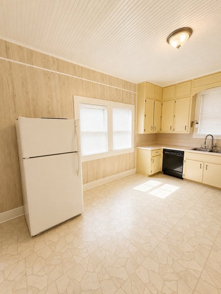 293 S Madison St - Photo 3 of 11