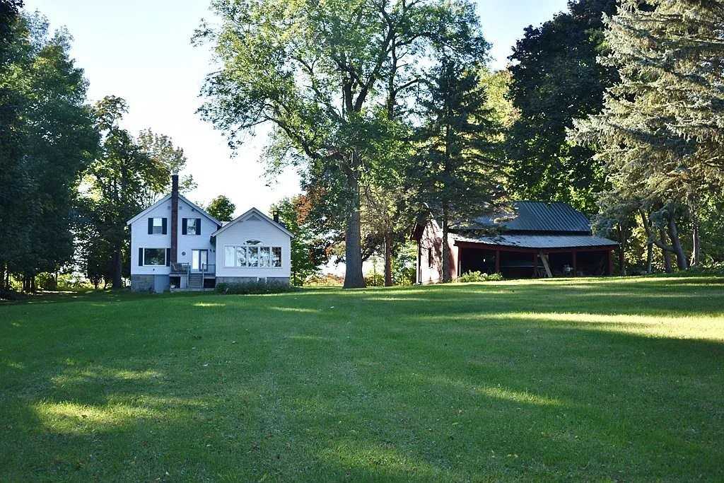 2868 Essex Rd - Photo 4 of 20