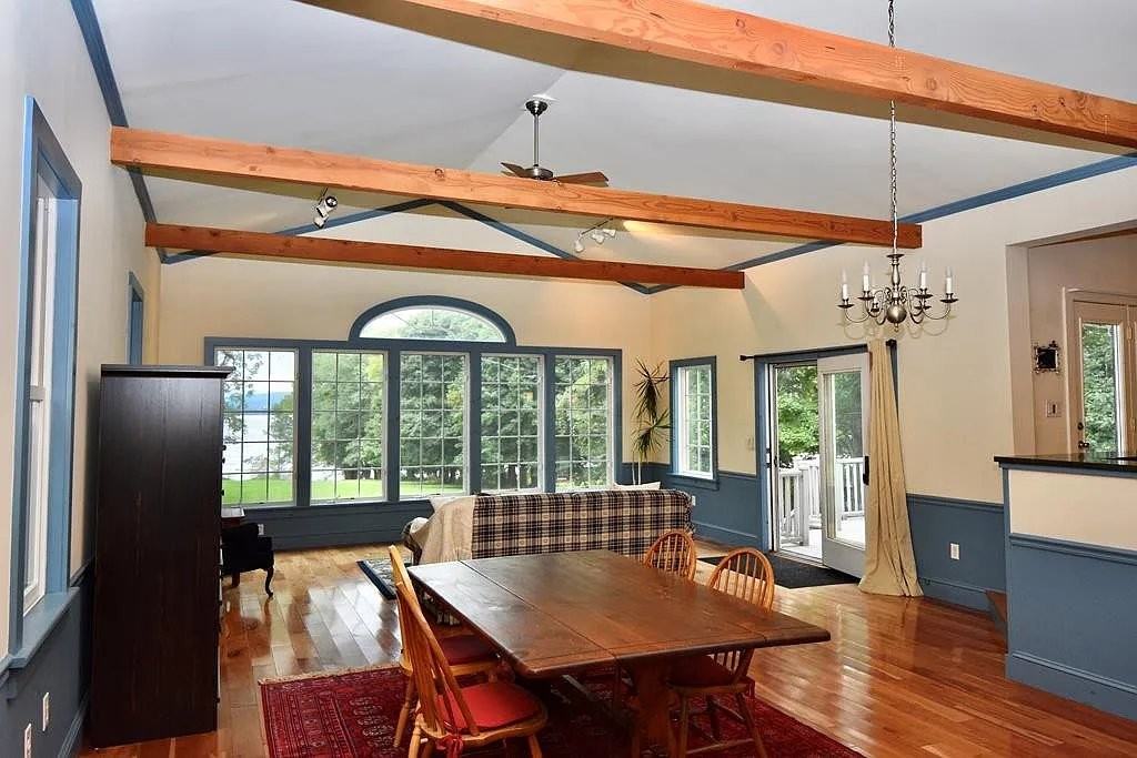 2868 Essex Rd - Photo 5 of 20