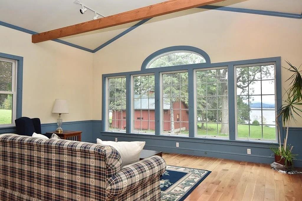 2868 Essex Rd - Photo 6 of 20