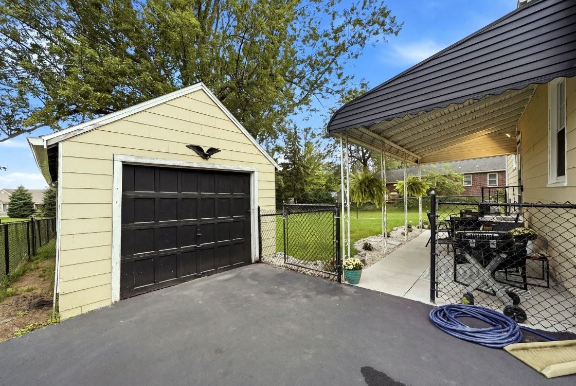 14 Martha Dr - Photo 3 of 20