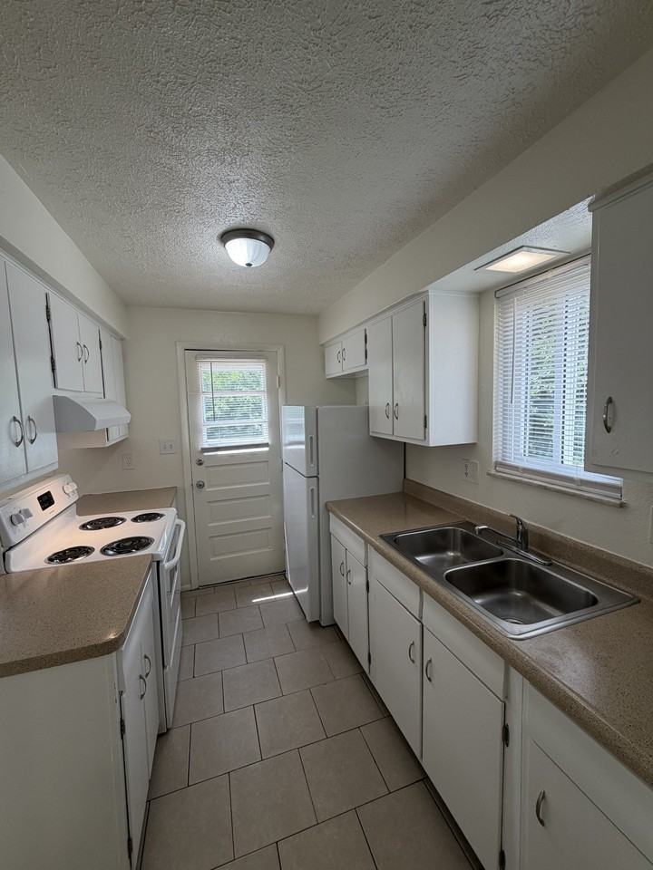 Broadmoor Apartments - Photo 3 of 40