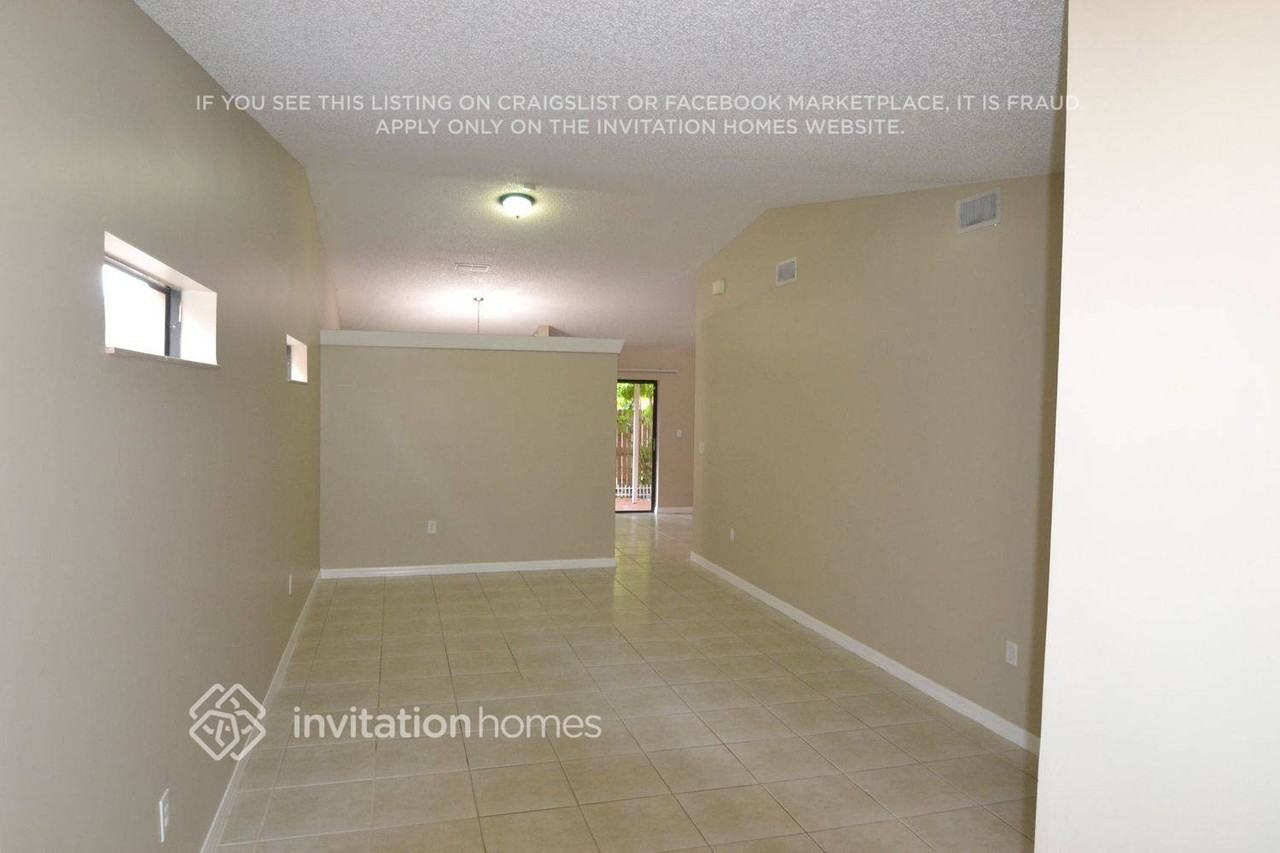10215 Nw 126th St - Photo 2 of 14
