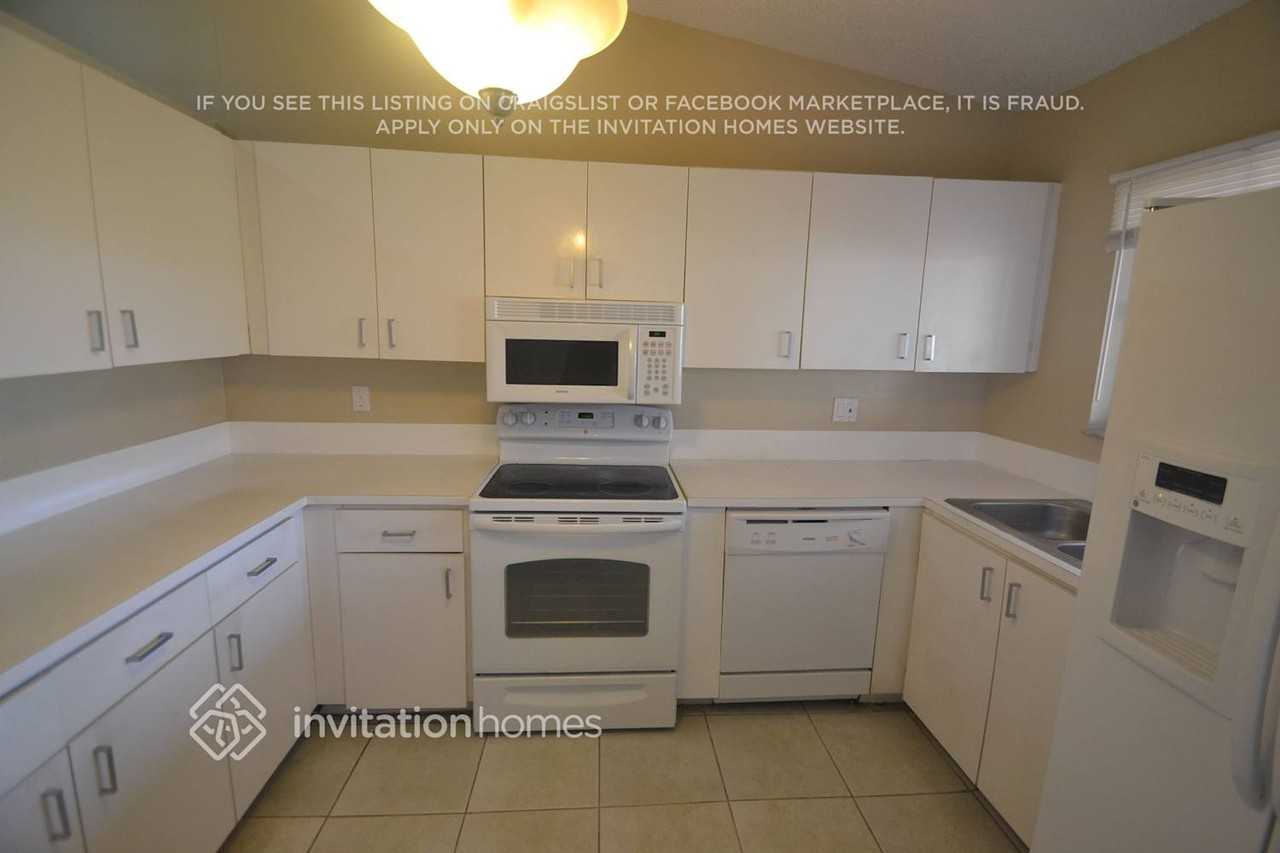 10215 Nw 126th St - Photo 3 of 14