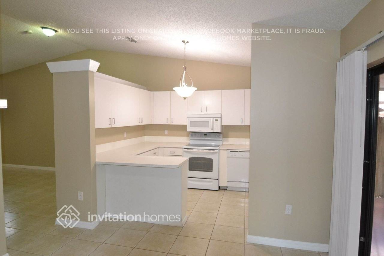 10215 Nw 126th St - Photo 4 of 14