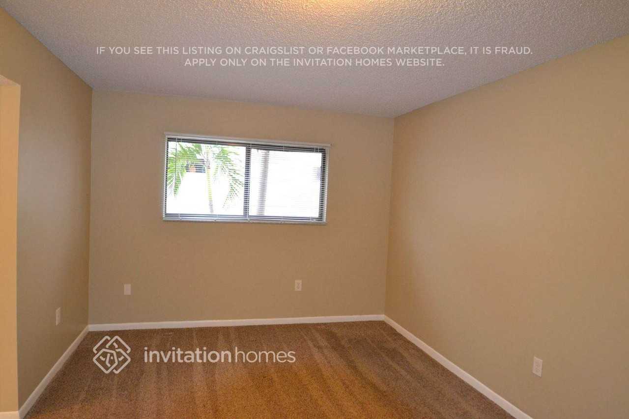 10215 Nw 126th St - Photo 7 of 14