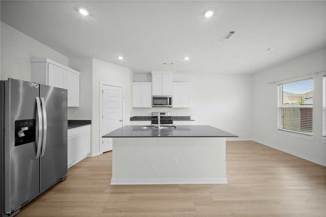 3844 Pinecrest St - Photo 5 of 29