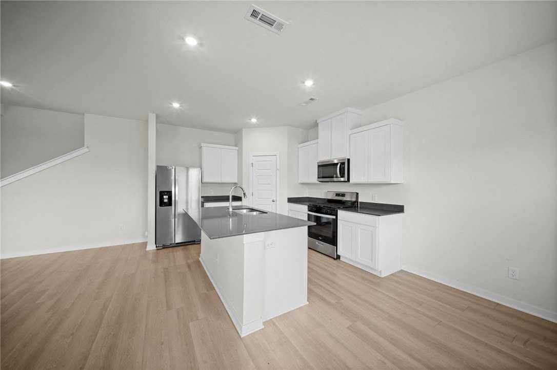 3844 Pinecrest St - Photo 6 of 29