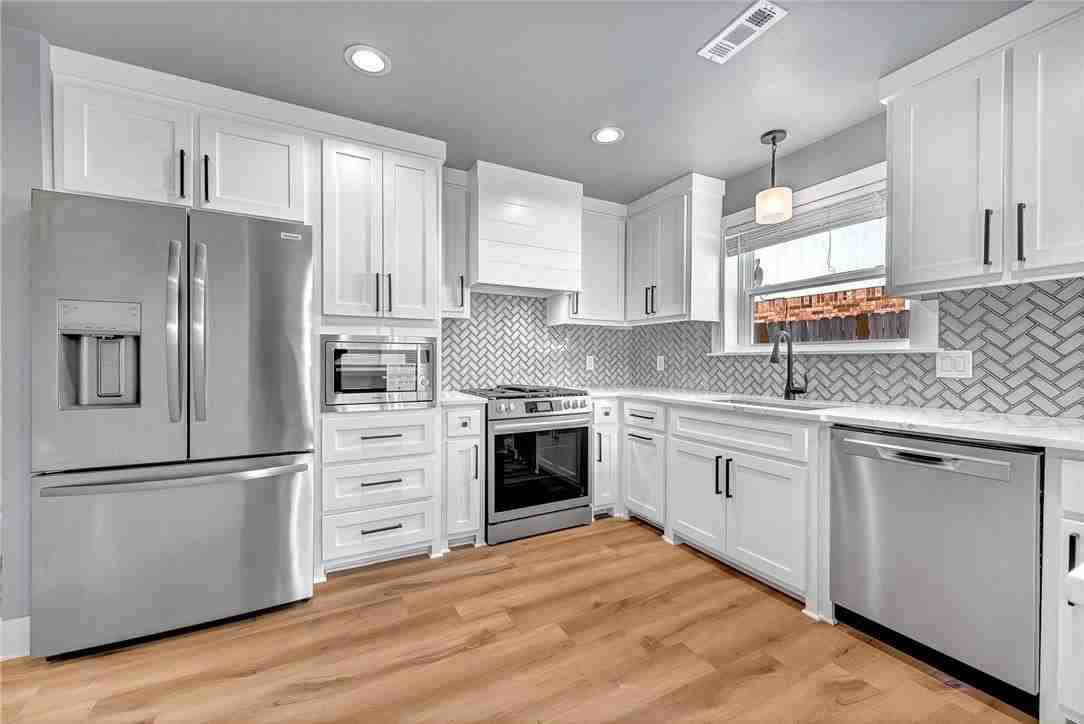 1605 Se S St - Photo 3 of 33