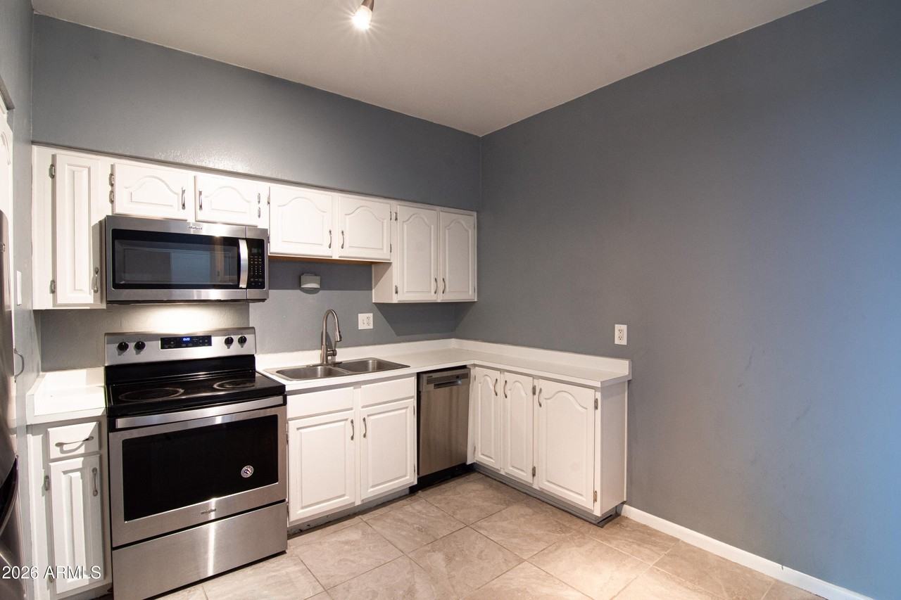 357 E Thomas Rd #A212 - Photo 2 of 24