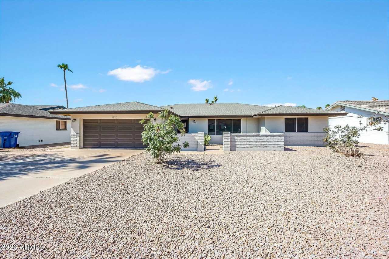 1922 E Laguna Dr - Photo 2 of 47