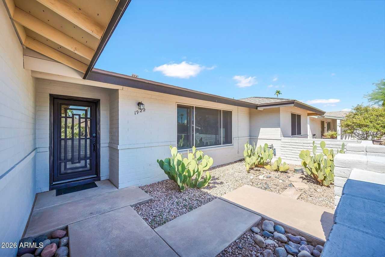 1922 E Laguna Dr - Photo 4 of 47