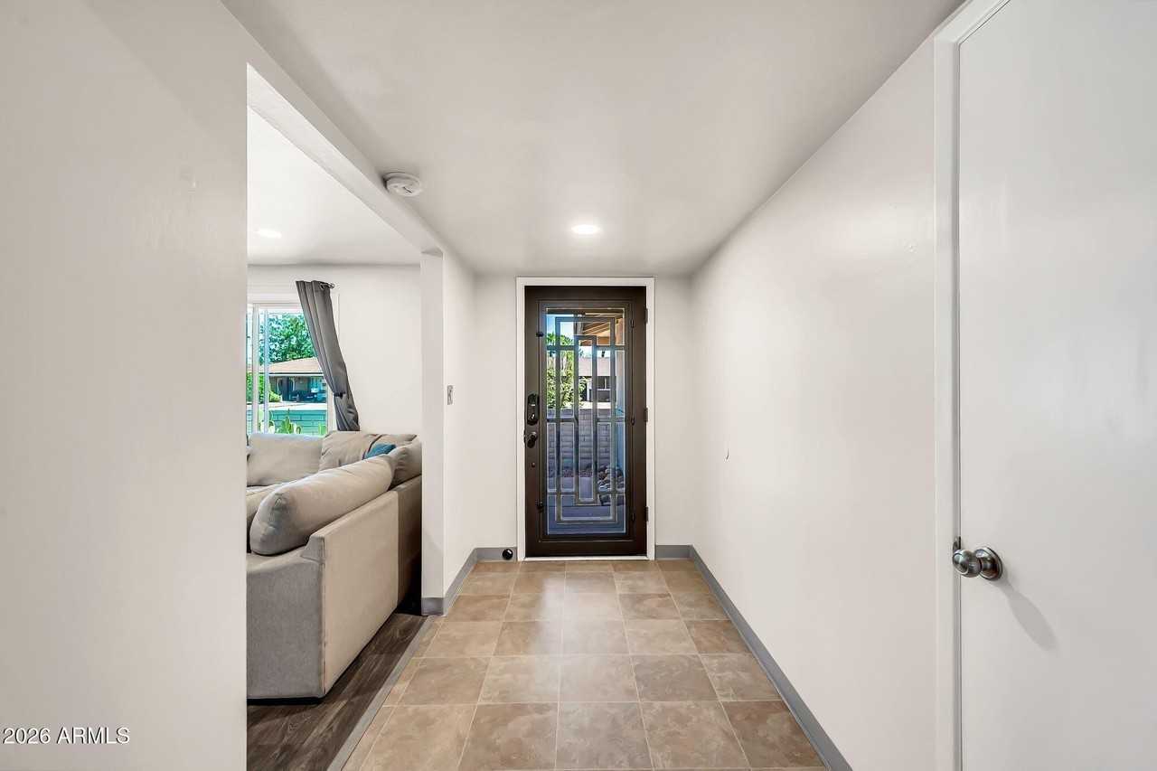 1922 E Laguna Dr - Photo 5 of 47