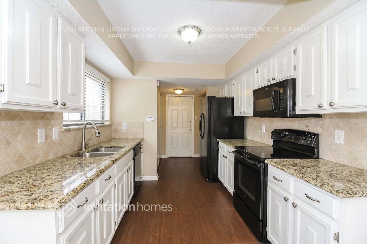 3718 Twin Oaks Ct - Photo 3 of 13