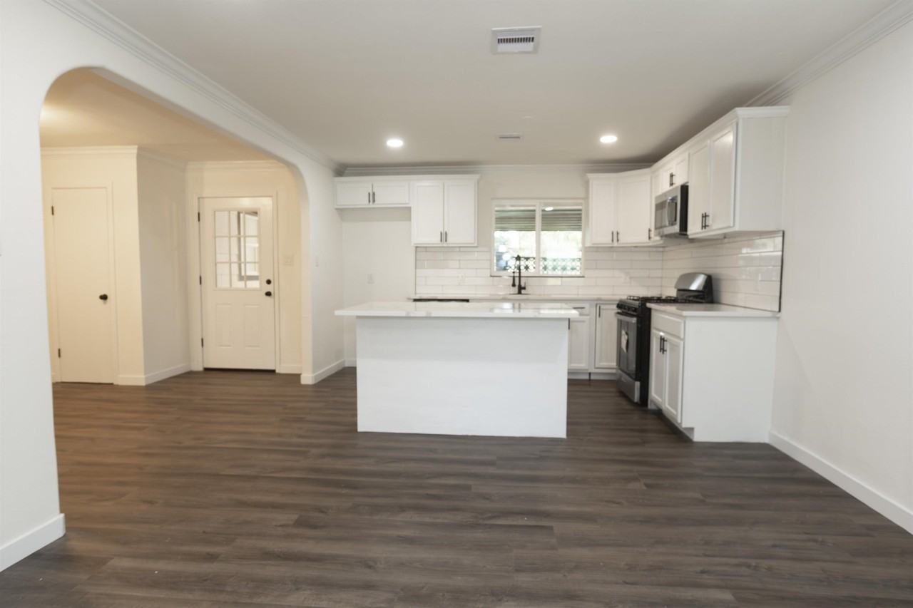 4650 Dellwood Ln - Photo 6 of 21