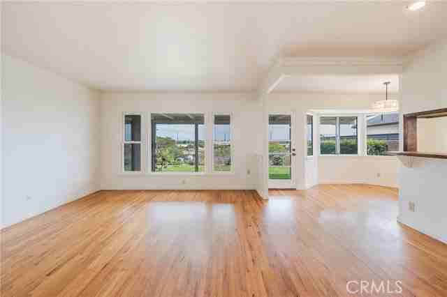 4503 Newton St - Photo 3 of 8