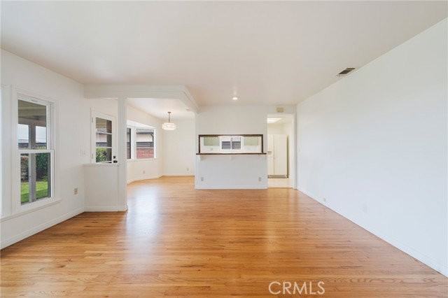 4503 Newton St - Photo 4 of 8