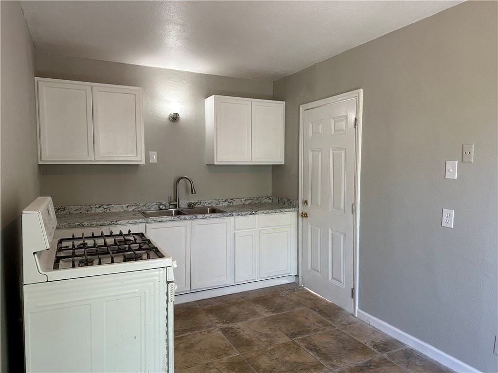 1361 Daytona Dr - Photo 2 of 6