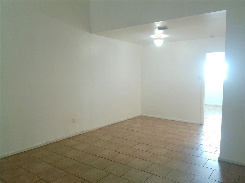5725 Crestmore Dr - Photo 3 of 8