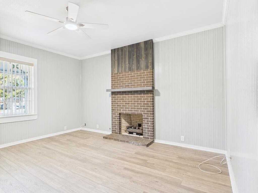 112 W Hackberry St - Photo 2 of 25