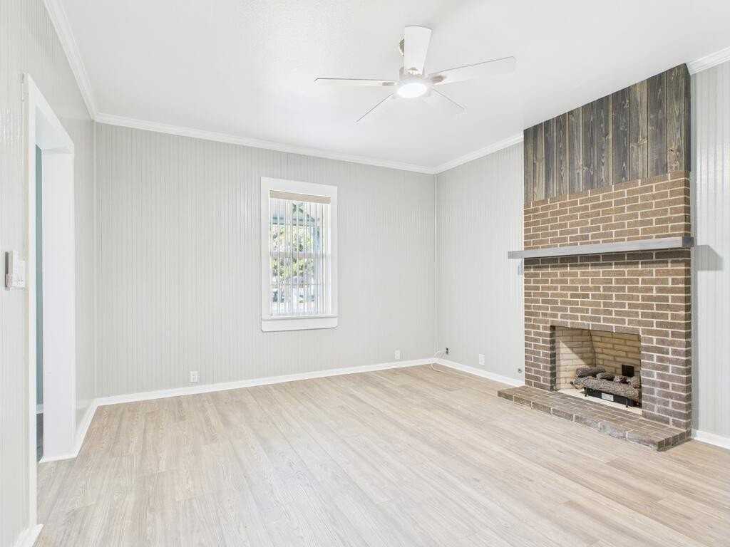112 W Hackberry St - Photo 3 of 25