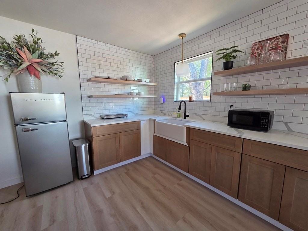 421 E Orchard St - Photo 5 of 16