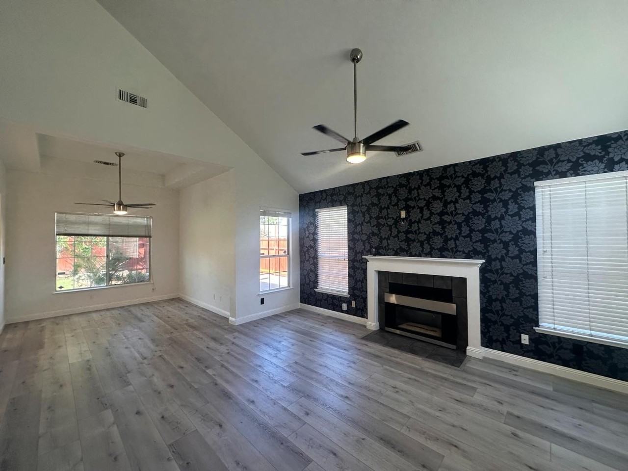 2214 E Chennault Ave - Photo 3 of 32