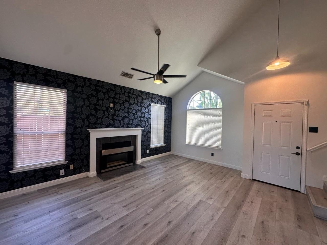 2214 E Chennault Ave - Photo 4 of 32